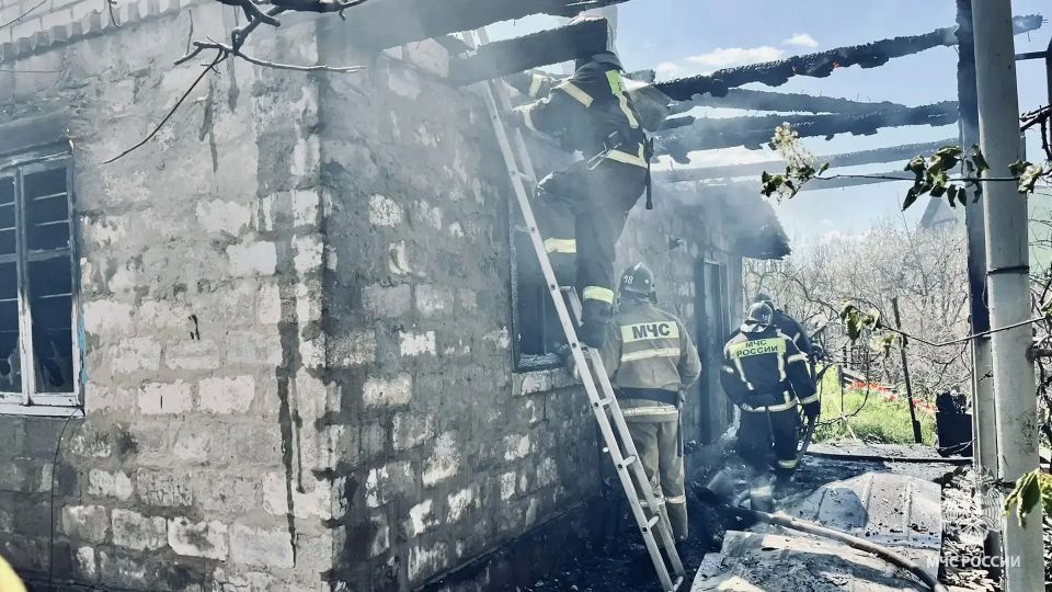 Спасатели в ЛНР спасли от огня дачное товарищество в Перевальском районе Спасатели в ЛНР спасли от огня дачное товарищество в Перевальском районе