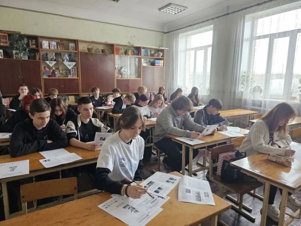 Члены УИК Алчевска проводят правовое просвещение будущих избирателей Члены УИК Алчевска проводят правовое просвещение будущих избирателей