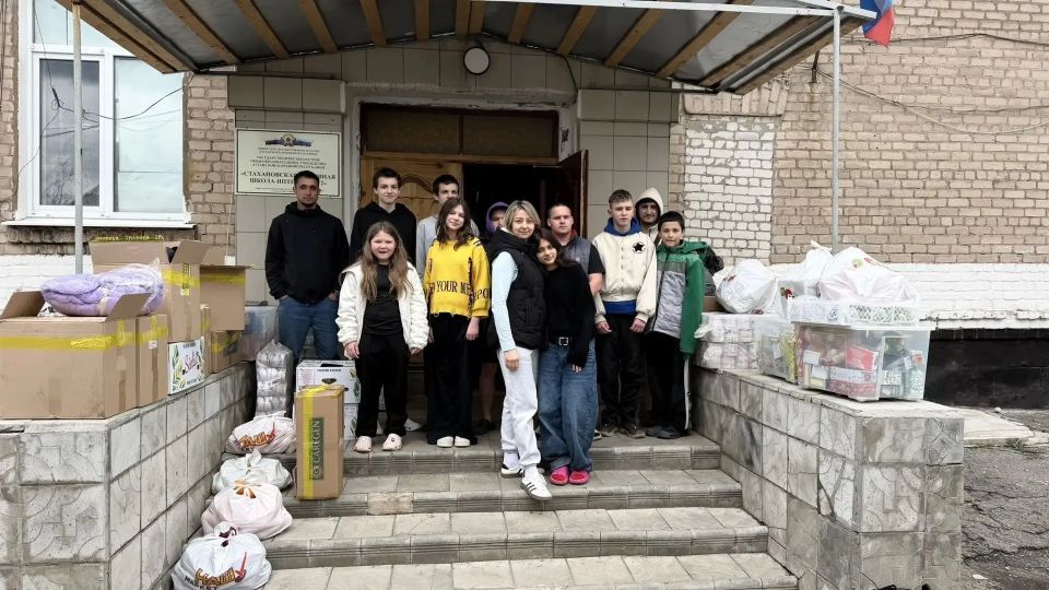 Депутат Совета городского округа, член "Союза женщин России" Брянковского отделения Татьяна Лондаренко в очередной раз передала гуманитарную помощь брянковской многодетной семье, Стахановской основной школе - интернат №2. ... Депутат Совета городского округа, член "Союза женщин России" Брянковского отделения Татьяна Лондаренко в очередной раз передала гуманитарную помощь брянковской многодетной семье, Стахановской основной школе - интернат №2. ...