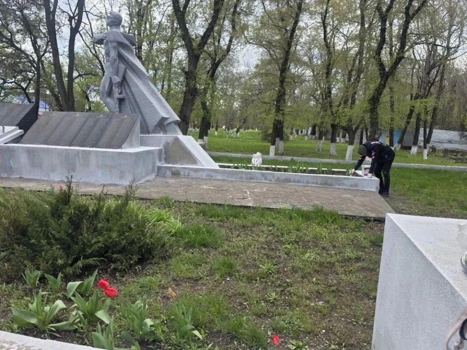 Память жива: Ровеньки готовятся к Дню Победы, обновляя памятники героям войны Память жива: Ровеньки готовятся к Дню Победы, обновляя памятники героям войны