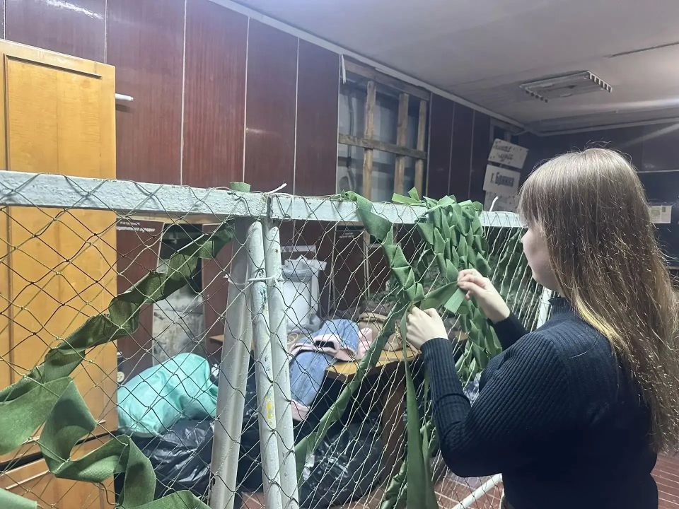 25 апреля активисты Молодежной Палаты при Совете депутатов городского округа город Брянка Дарья Бровкина, Анна Сотникова и Анастасия Хисматулина приняли участие в акции по плетению маскировочных сетей 25 апреля активисты Молодежной Палаты при Совете депутатов городского округа город Брянка Дарья Бровкина, Анна Сотникова и Анастасия Хисматулина приняли участие в акции по плетению маскировочных сетей