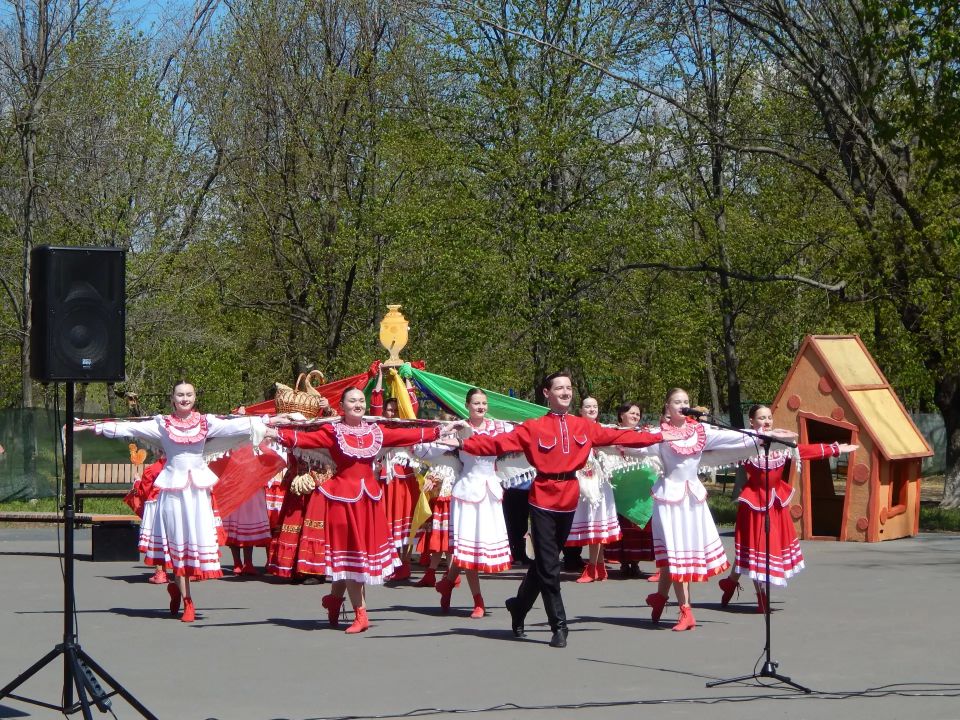 Праздничная программа в Краснодонском городском парке Праздничная программа в Краснодонском городском парке