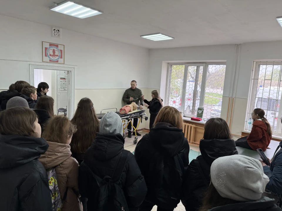 Школьники Алчевска побывали на профориентационной экскурсии в филиале Луганского центра медицины катастроф Школьники Алчевска побывали на профориентационной экскурсии в филиале Луганского центра медицины катастроф