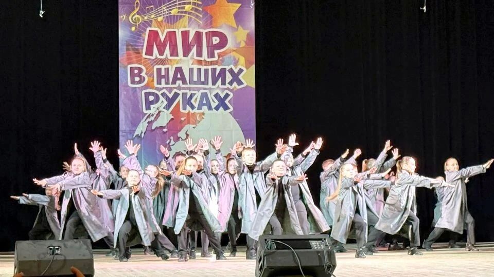 Хореографический коллектив из города Краснодона отлично выступил на фестивале « Мир в наших руках» Хореографический коллектив из города Краснодона отлично выступил на фестивале « Мир в наших руках»
