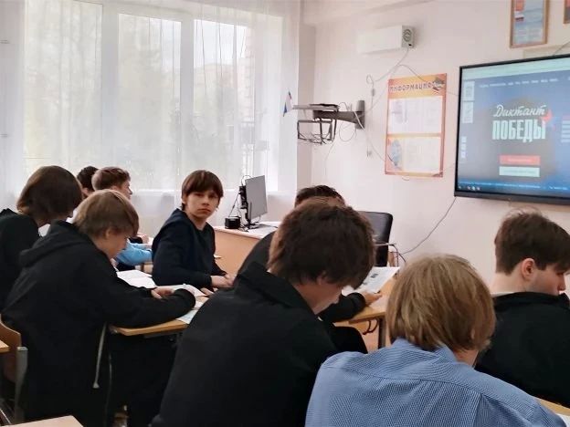 Члены УИК Алчевска проводят правовое просвещение будущих избирателей Члены УИК Алчевска проводят правовое просвещение будущих избирателей