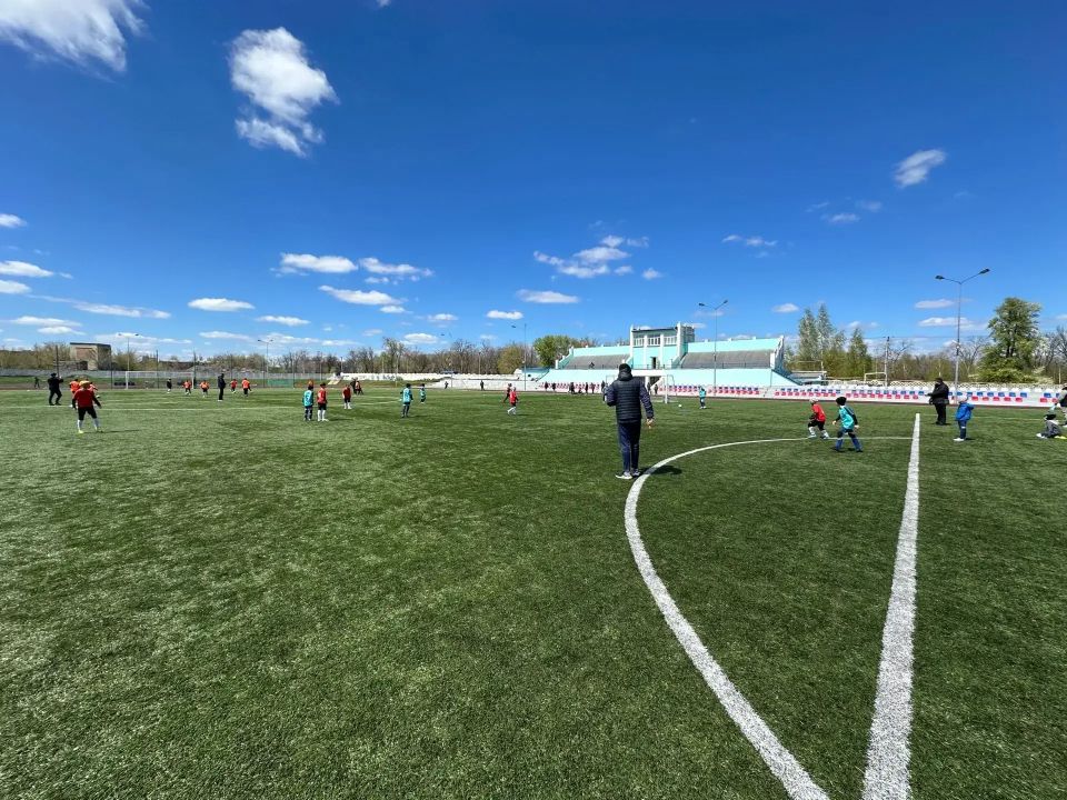 В субботу, 25 апреля, на живописном поле стадиона "Шахтер" города Перевальска стартовал чемпионат ЛНР по футболу среди детей В субботу, 25 апреля, на живописном поле стадиона "Шахтер" города Перевальска стартовал чемпионат ЛНР по футболу среди детей