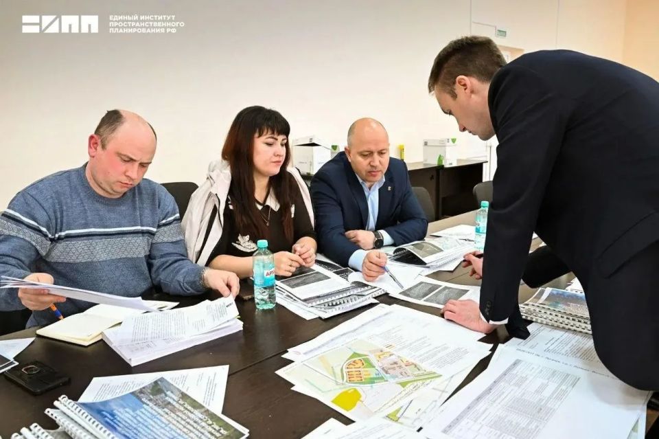 Единый институт и Минстрой ЛНР обсудили проекты планировки территории в ЛНР с представителями администраций республики Единый институт и Минстрой ЛНР обсудили проекты планировки территории в ЛНР с представителями администраций республики