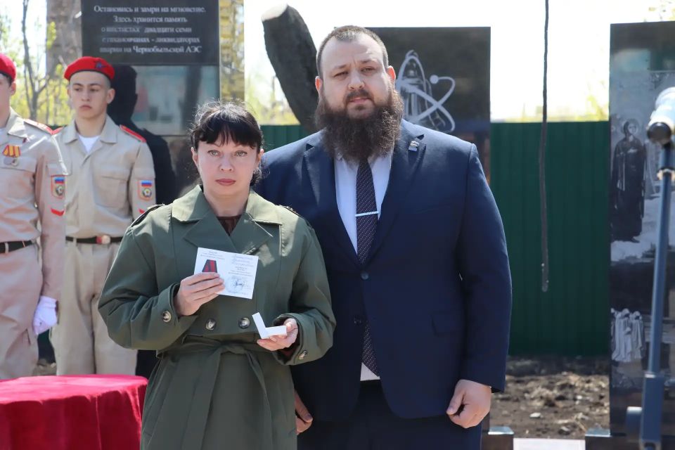 В Стаханове по народной программе «Единой России» благоустроили сквер у мемориала героям-чернобыльцам В Стаханове по народной программе «Единой России» благоустроили сквер у мемориала героям-чернобыльцам