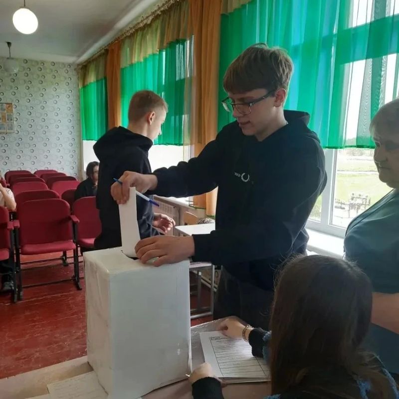 В Новопсковском округе продолжаются мероприятия ко Дню молодого избирателя В Новопсковском округе продолжаются мероприятия ко Дню молодого избирателя
