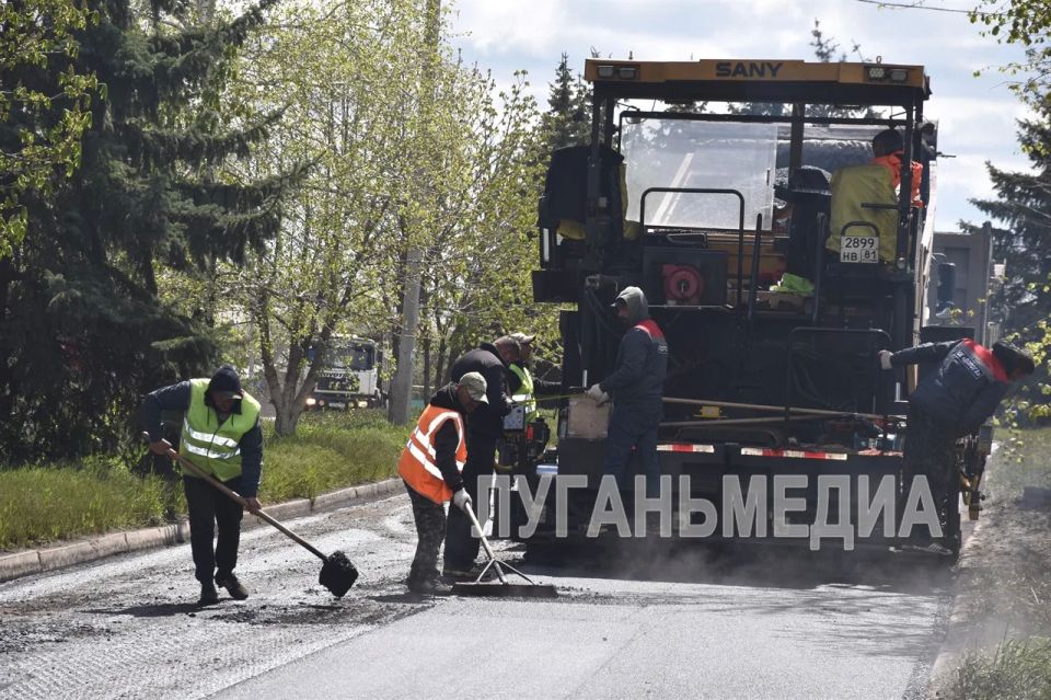 В городе Артемовск Перевальского муниципального округа завершают ремонт дорог В городе Артемовск Перевальского муниципального округа завершают ремонт дорог