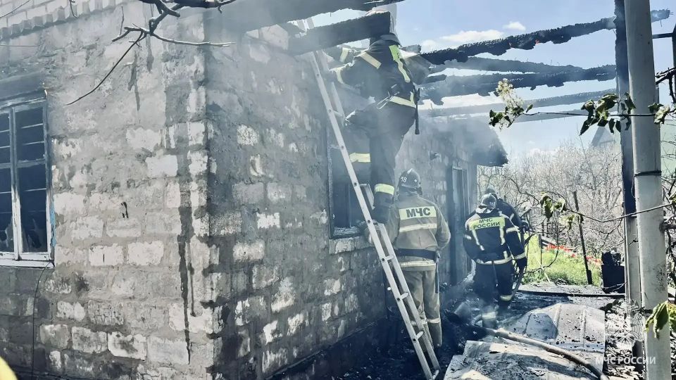 В Перевальском округе сгорел дачный дом, но пожар не вышел за пределы участка В Перевальском округе сгорел дачный дом, но пожар не вышел за пределы участка