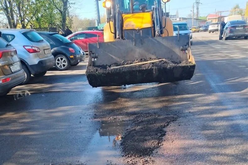 Коммунальные службы Свердловского округа продолжают ремонт дорог по обращениям граждан Коммунальные службы Свердловского округа продолжают ремонт дорог по обращениям граждан