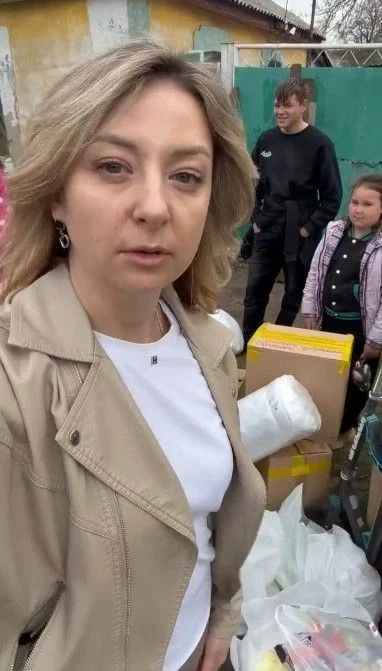 Депутат Совета городского округа, член "Союза женщин России" Брянковского отделения Татьяна Лондаренко в очередной раз передала гуманитарную помощь брянковской многодетной семье, Стахановской основной школе - интернат №2. ... Депутат Совета городского округа, член "Союза женщин России" Брянковского отделения Татьяна Лондаренко в очередной раз передала гуманитарную помощь брянковской многодетной семье, Стахановской основной школе - интернат №2. ...