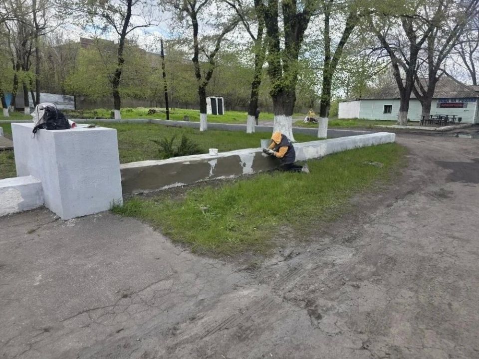 Память жива: Ровеньки готовятся к Дню Победы, обновляя памятники героям войны Память жива: Ровеньки готовятся к Дню Победы, обновляя памятники героям войны