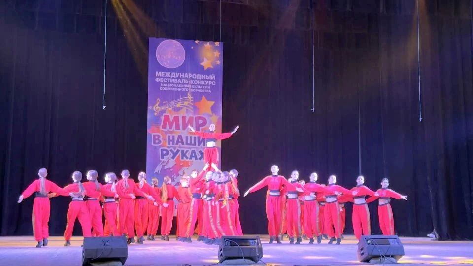 Хореографический коллектив из города Краснодона отлично выступил на фестивале « Мир в наших руках» Хореографический коллектив из города Краснодона отлично выступил на фестивале « Мир в наших руках»