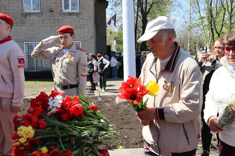 В Стаханове по народной программе «Единой России» благоустроили сквер у мемориала героям-чернобыльцам В Стаханове по народной программе «Единой России» благоустроили сквер у мемориала героям-чернобыльцам