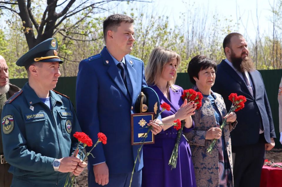 В Стаханове по народной программе «Единой России» благоустроили сквер у мемориала героям-чернобыльцам В Стаханове по народной программе «Единой России» благоустроили сквер у мемориала героям-чернобыльцам
