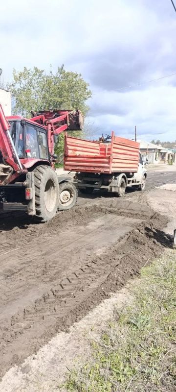 Сотрудники МУП КМО "Кременское ВКХ" активно занимаются благоустройством города Сотрудники МУП КМО "Кременское ВКХ" активно занимаются благоустройством города