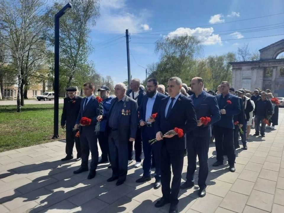 Андрей Губарев: Принял участие в мероприятии, приуроченному к годовщине трагедии на Чернобыльской атомной электростанции и вручил благодарственное письмо Народного Совета ЛНР Ермакову Геннадию Викторовичу Андрей Губарев: Принял участие в мероприятии, приуроченному к годовщине трагедии на Чернобыльской атомной электростанции и вручил благодарственное письмо Народного Совета ЛНР Ермакову Геннадию Викторовичу