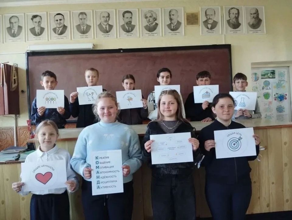 В школах Лутугинского муниципального округа состоялись «Разговоров о важном» о командной работе В школах Лутугинского муниципального округа состоялись «Разговоров о важном» о командной работе