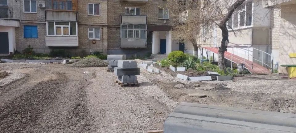 В рамках муниципальной программы «Развитие экономики и инфраструктуры на 2026–2030 годы», народной программы «Единой России» в городе Краснодоне ведется работа по благоустройству внутриквартальной дороги в районе улицы... В рамках муниципальной программы «Развитие экономики и инфраструктуры на 2026–2030 годы», народной программы «Единой России» в городе Краснодоне ведется работа по благоустройству внутриквартальной дороги в районе улицы...