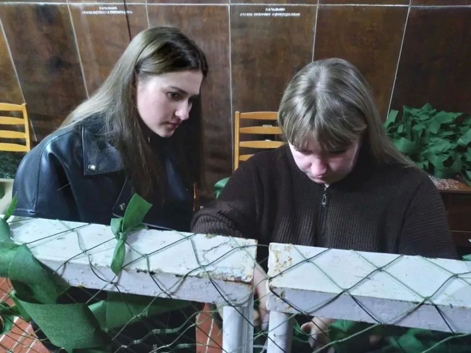 25 апреля активисты Молодежной Палаты при Совете депутатов городского округа город Брянка Дарья Бровкина, Анна Сотникова и Анастасия Хисматулина приняли участие в акции по плетению маскировочных сетей 25 апреля активисты Молодежной Палаты при Совете депутатов городского округа город Брянка Дарья Бровкина, Анна Сотникова и Анастасия Хисматулина приняли участие в акции по плетению маскировочных сетей