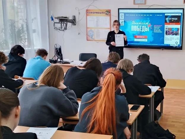 Члены УИК Алчевска проводят правовое просвещение будущих избирателей Члены УИК Алчевска проводят правовое просвещение будущих избирателей