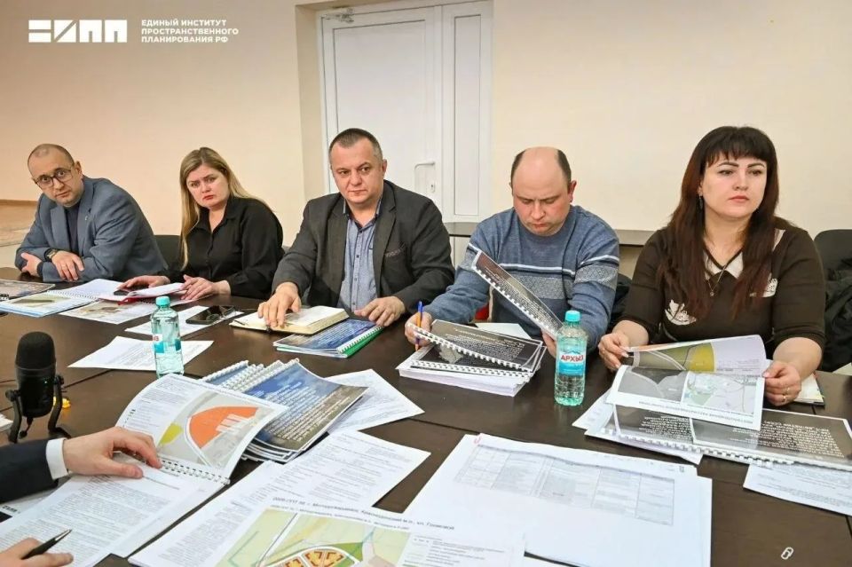 Единый институт и Минстрой ЛНР обсудили проекты планировки территории в ЛНР с представителями администраций республики Единый институт и Минстрой ЛНР обсудили проекты планировки территории в ЛНР с представителями администраций республики