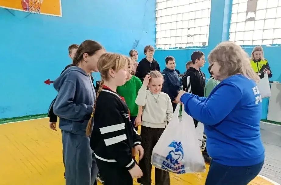 Единороссы и сотрудники ГИБДД провели для детей спортивные состязания «Безопасный старт» Единороссы и сотрудники ГИБДД провели для детей спортивные состязания «Безопасный старт»