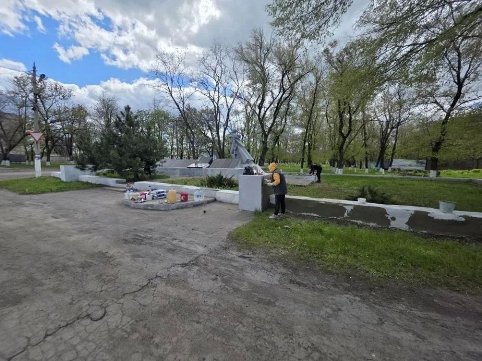 Память жива: Ровеньки готовятся к Дню Победы, обновляя памятники героям войны Память жива: Ровеньки готовятся к Дню Победы, обновляя памятники героям войны