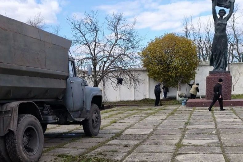 На территории Свердловского муниципалитета продолжается наведение санитарного порядка На территории Свердловского муниципалитета продолжается наведение санитарного порядка