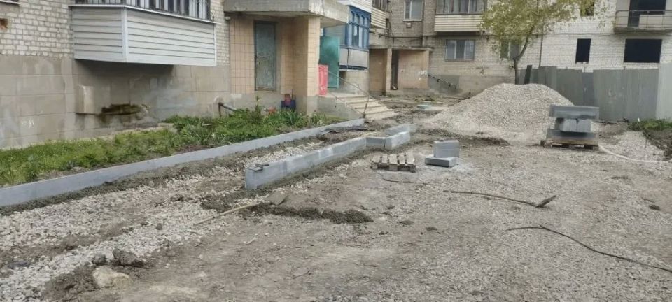 В рамках муниципальной программы «Развитие экономики и инфраструктуры на 2026–2030 годы», народной программы «Единой России» в городе Краснодоне ведется работа по благоустройству внутриквартальной дороги в районе улицы... В рамках муниципальной программы «Развитие экономики и инфраструктуры на 2026–2030 годы», народной программы «Единой России» в городе Краснодоне ведется работа по благоустройству внутриквартальной дороги в районе улицы...