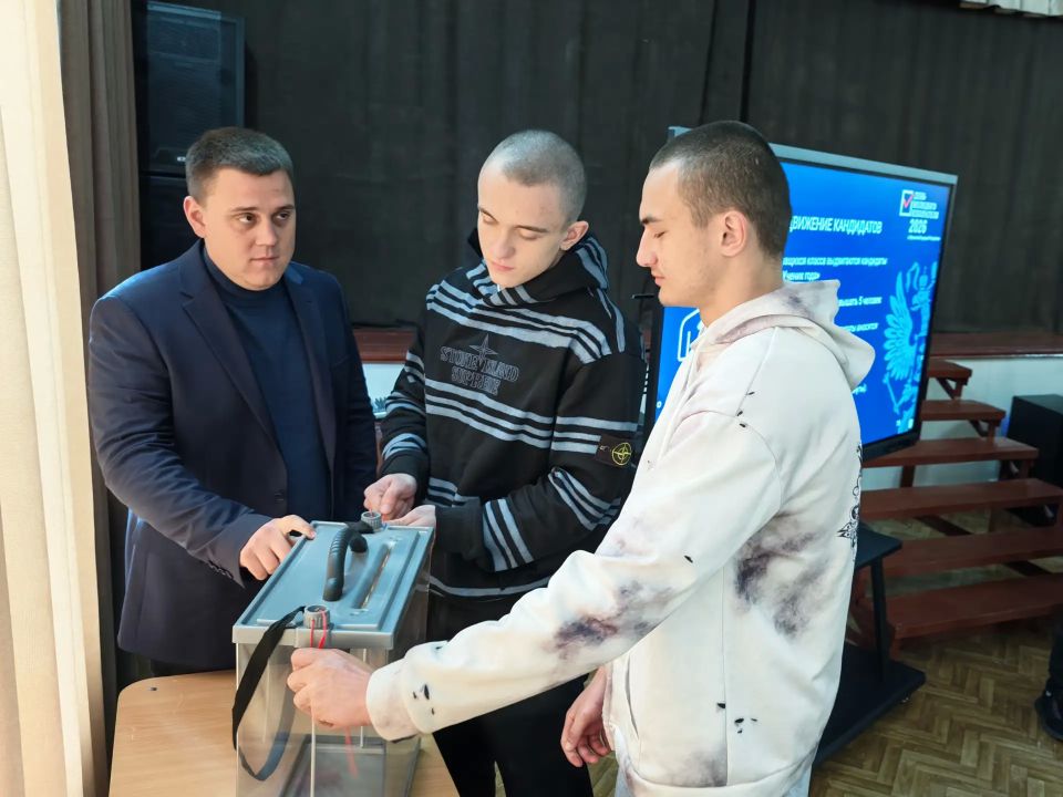 В Петровской школе Станично-Луганского района прошли лекция и деловая игра ко Дню молодого избирателя В Петровской школе Станично-Луганского района прошли лекция и деловая игра ко Дню молодого избирателя