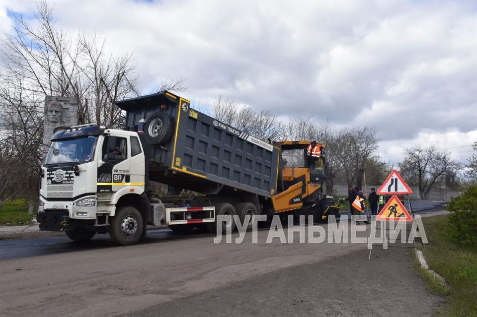 В городе Артемовск Перевальского муниципального округа завершают ремонт дорог В городе Артемовск Перевальского муниципального округа завершают ремонт дорог