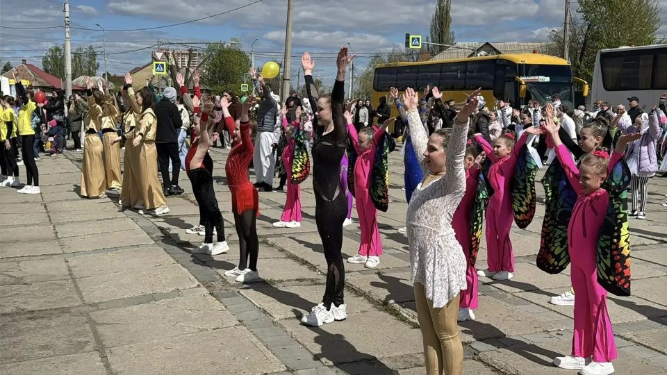 На площади перед Луганским государственным цирком 25 апреля прошёл цирковой праздник-флешмоб, посвященный Международному Дню Цирка На площади перед Луганским государственным цирком 25 апреля прошёл цирковой праздник-флешмоб, посвященный Международному Дню Цирка