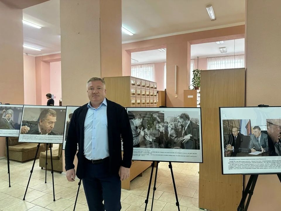 Депутат Совета городского округа Роман Анохин, представитель партии ЛДПР, посетил выставку в библиотеке Горького города Луганска, посвященную 80 - летию Владимира Жириновского Депутат Совета городского округа Роман Анохин, представитель партии ЛДПР, посетил выставку в библиотеке Горького города Луганска, посвященную 80 - летию Владимира Жириновского