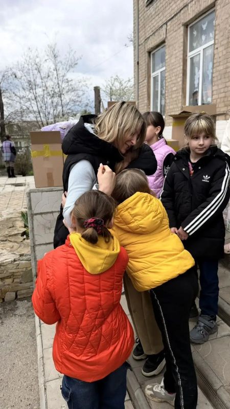 Депутат Совета городского округа, член "Союза женщин России" Брянковского отделения Татьяна Лондаренко в очередной раз передала гуманитарную помощь брянковской многодетной семье, Стахановской основной школе - интернат №2. ... Депутат Совета городского округа, член "Союза женщин России" Брянковского отделения Татьяна Лондаренко в очередной раз передала гуманитарную помощь брянковской многодетной семье, Стахановской основной школе - интернат №2. ...