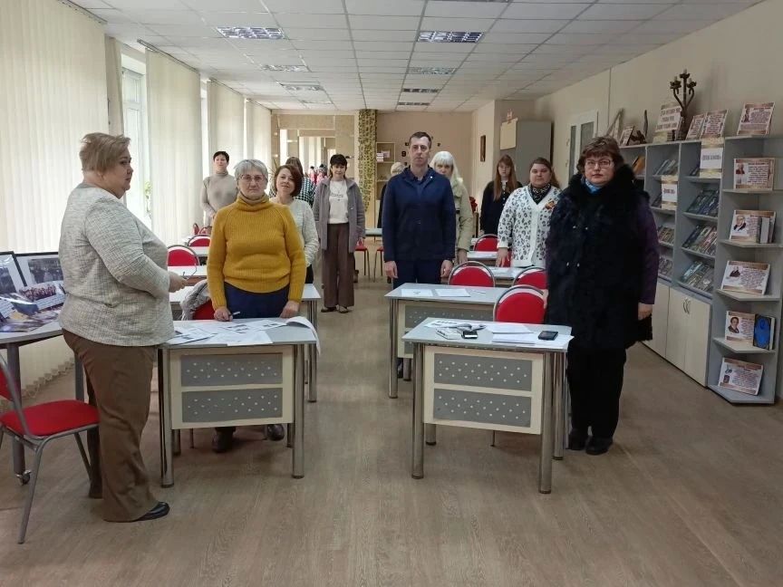 Члены УИК Алчевска проводят правовое просвещение будущих избирателей Члены УИК Алчевска проводят правовое просвещение будущих избирателей