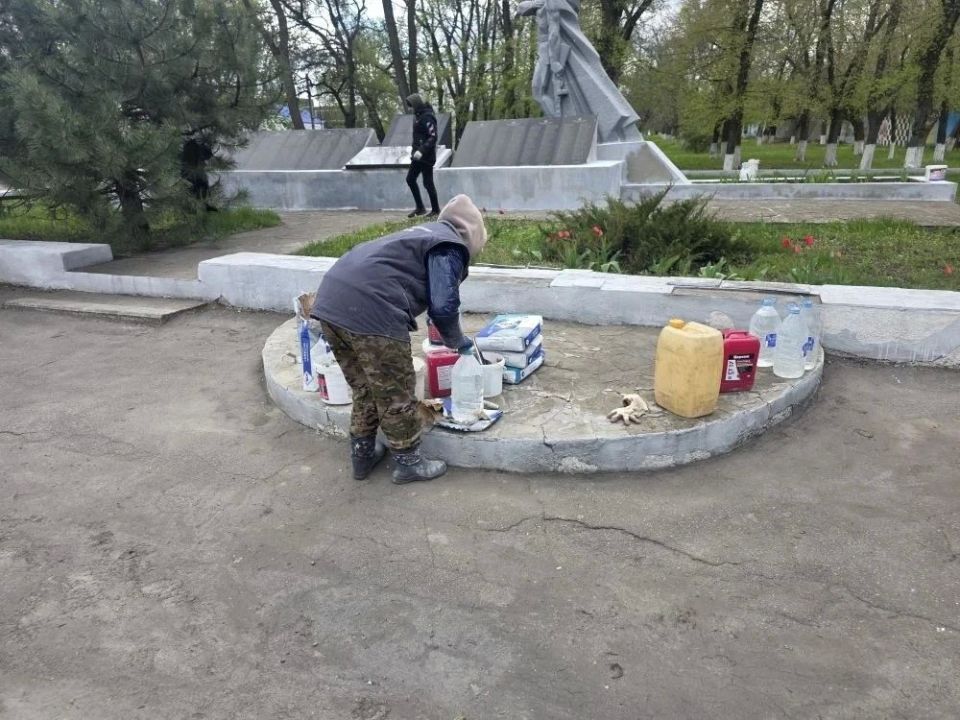Память жива: Ровеньки готовятся к Дню Победы, обновляя памятники героям войны Память жива: Ровеньки готовятся к Дню Победы, обновляя памятники героям войны