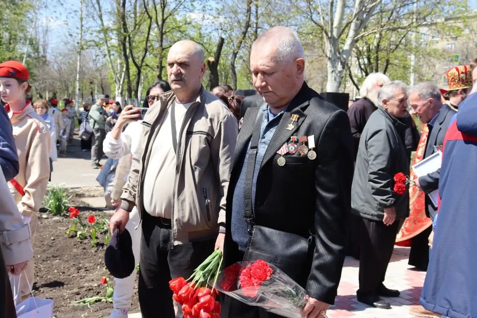 В Стаханове по народной программе «Единой России» благоустроили сквер у мемориала героям-чернобыльцам В Стаханове по народной программе «Единой России» благоустроили сквер у мемориала героям-чернобыльцам