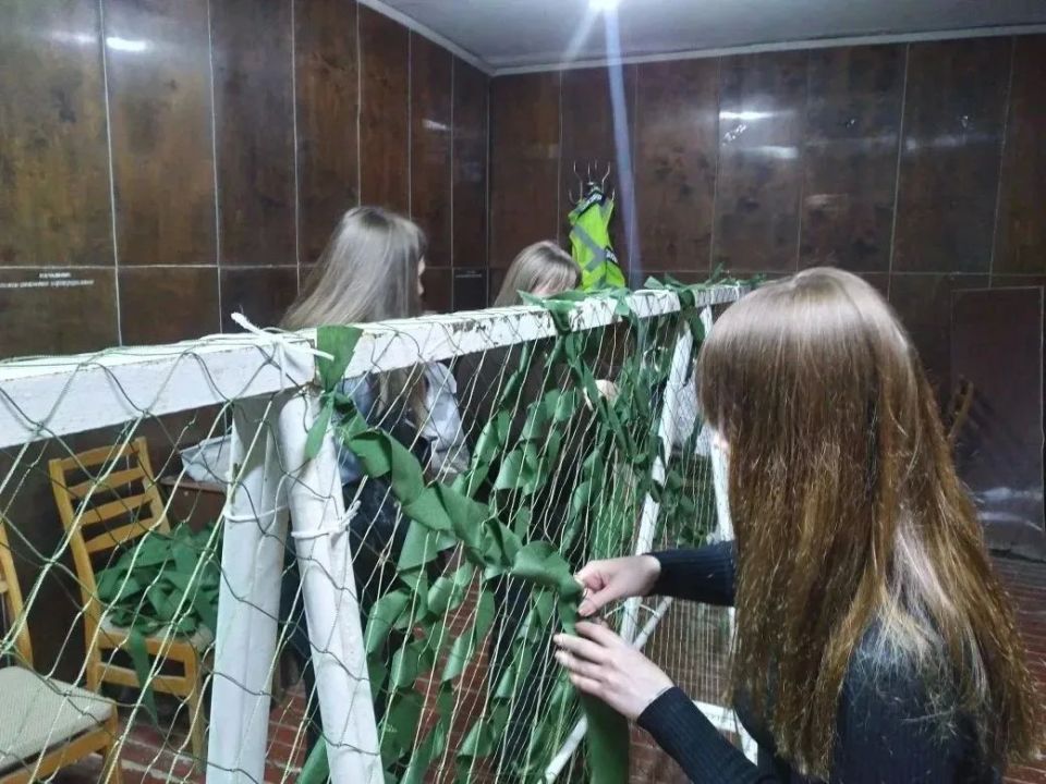 25 апреля активисты Молодежной Палаты при Совете депутатов городского округа город Брянка Дарья Бровкина, Анна Сотникова и Анастасия Хисматулина приняли участие в акции по плетению маскировочных сетей 25 апреля активисты Молодежной Палаты при Совете депутатов городского округа город Брянка Дарья Бровкина, Анна Сотникова и Анастасия Хисматулина приняли участие в акции по плетению маскировочных сетей