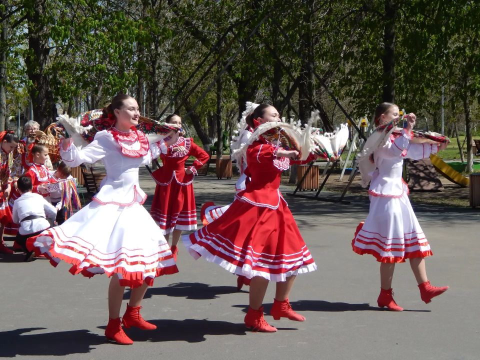 Праздничная программа в Краснодонском городском парке Праздничная программа в Краснодонском городском парке