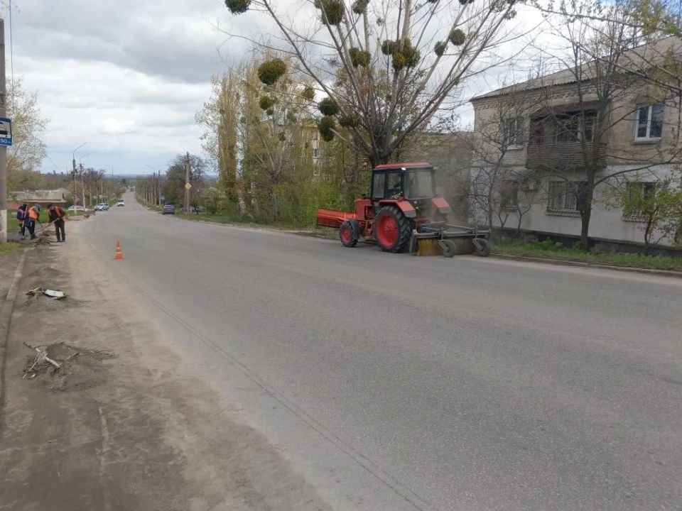 Коммунальные службы Лисичанска продолжают приводить в порядок наш любимый город Коммунальные службы Лисичанска продолжают приводить в порядок наш любимый город