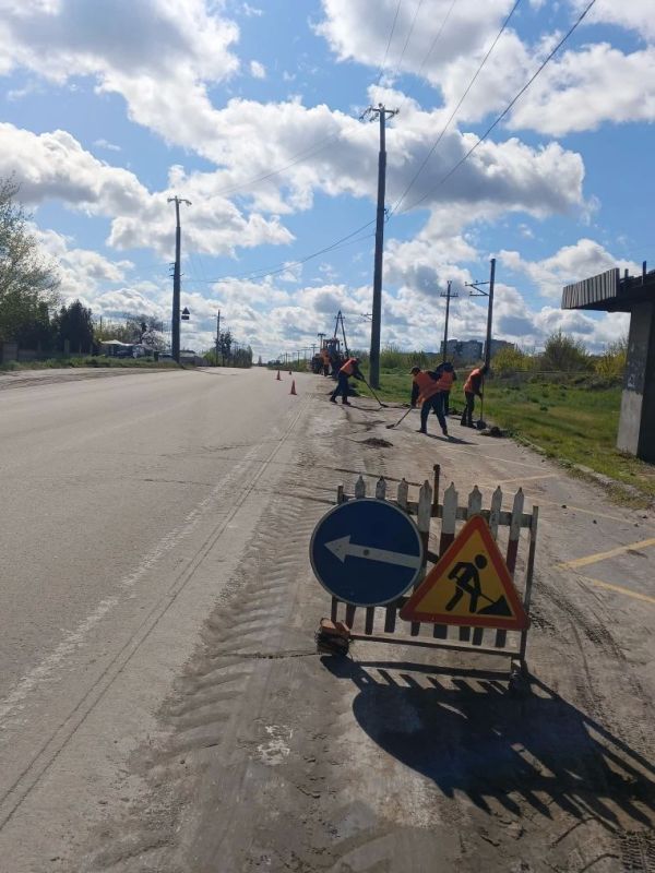 Коммунальные службы Лисичанска продолжают приводить в порядок наш любимый город Коммунальные службы Лисичанска продолжают приводить в порядок наш любимый город