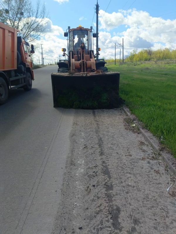 Коммунальные службы Лисичанска продолжают приводить в порядок наш любимый город Коммунальные службы Лисичанска продолжают приводить в порядок наш любимый город