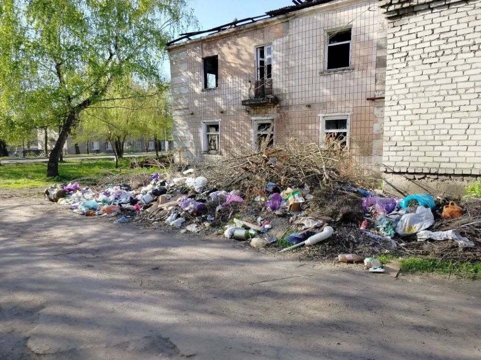 Работы по благоустройству и уборке городских территорий продолжаются Работы по благоустройству и уборке городских территорий продолжаются