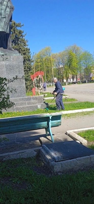 Сегодня в Детской школе искусств №1 царила атмосфера дружной работы и предпраздничного настроения Сегодня в Детской школе искусств №1 царила атмосфера дружной работы и предпраздничного настроения