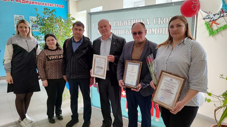 Сотрудников Луганского центра медицины катастроф поздравили с профессиональным праздником Сотрудников Луганского центра медицины катастроф поздравили с профессиональным праздником