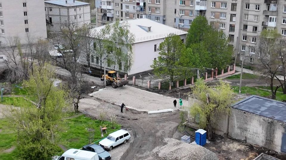 В рамках специального инфраструктурного проекта строительная компания «Артстрой» продолжает комплексное благоустройство территории на улице Артема, 11 в Краснодоне В рамках специального инфраструктурного проекта строительная компания «Артстрой» продолжает комплексное благоустройство территории на улице Артема, 11 в Краснодоне