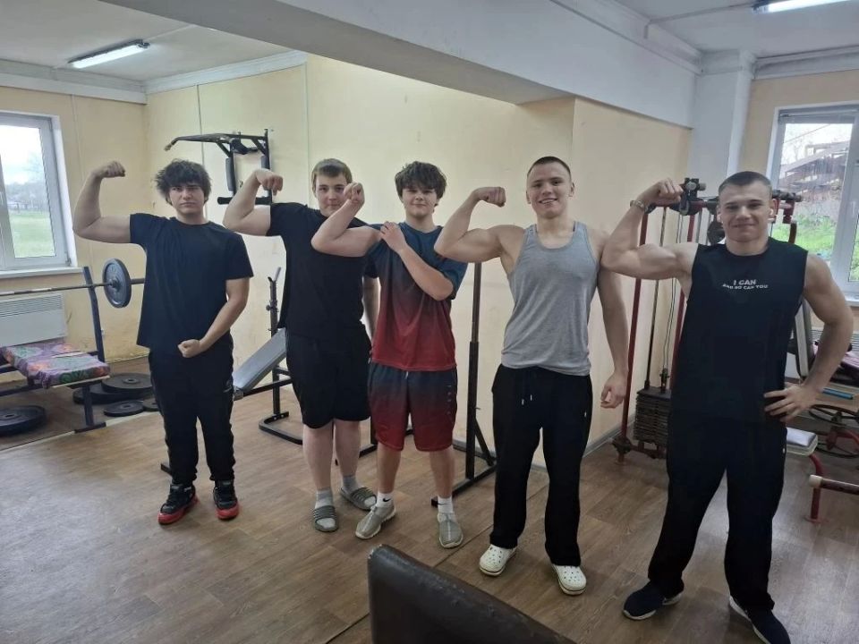 В поселке Новосветловка провели состязания по силовой подготовке среди юношей В поселке Новосветловка провели состязания по силовой подготовке среди юношей